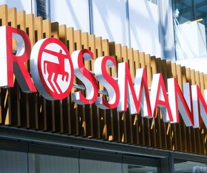 Alle lieben ihn: Dieser 3 Euro Abdeckstift von Rossmann kaschiert Rötungen