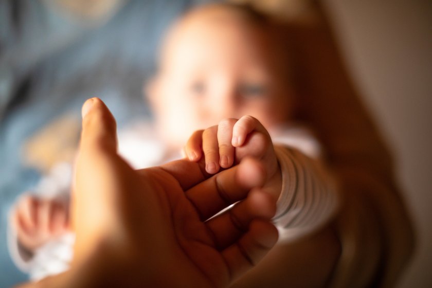 Väter verraten, wie die Geburt ihres Kindes war - Vater halt Hand des Kindes