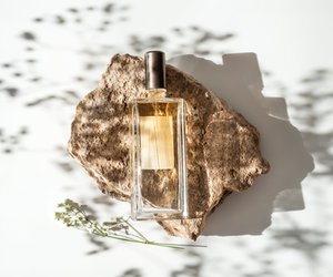 Belebender Duft: Hol dir dieses fruchtige Parfum mit Rosmarin und Orangenschalen bei dm