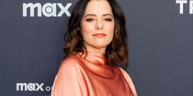 Parker Posey früher und heute: Der „The White Lotus“-Star im Wandel der Jahre