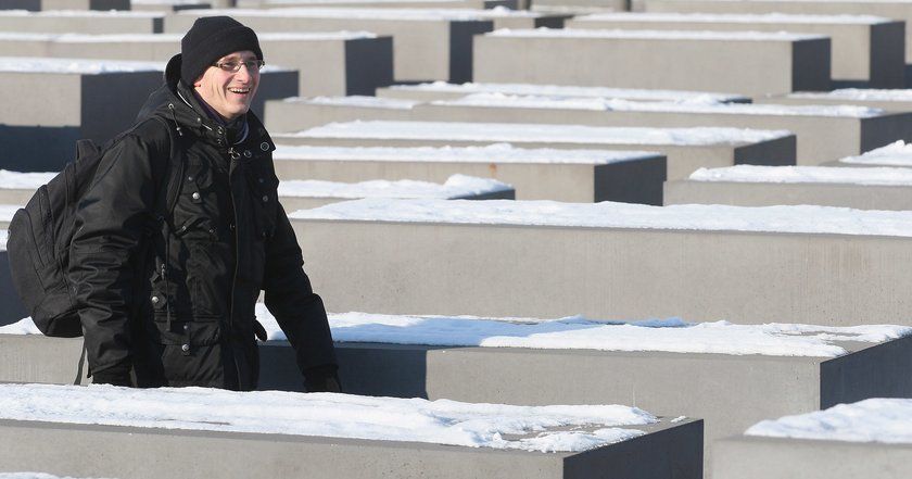 #10 Der lächelnde Typ vor dem Holocaust-Mahnmal