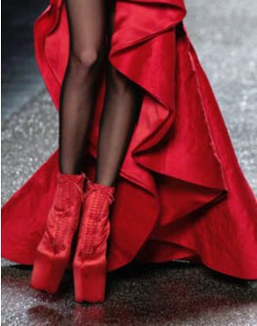 Rote Satin High Heels von nina Ricci bei der Fashion Week Paris