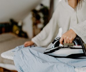 Kein Bügelbrett? Mit diesen Lifehacks bügelst du trotzdem effektiv