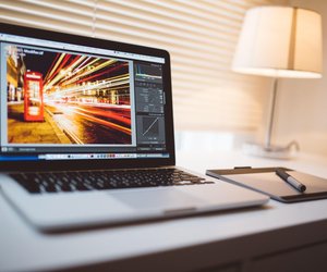 Mit diesem Hausmittel entstaubst du deine Bildschirme in Sekundenschnelle