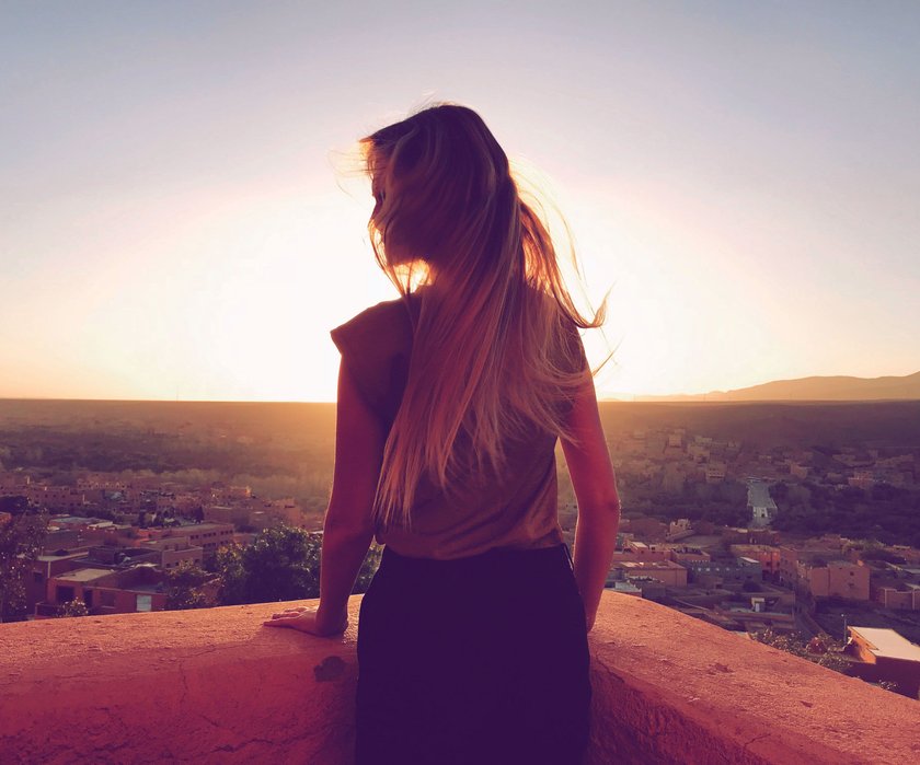 Frau, die sich den Sonnenaufgang anschaut