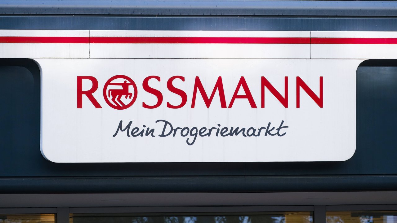 Bei Rossmann gibt es einen tollen Lipgloss, der gleichzeitig Glanz und Feuchtigkeit spendet.