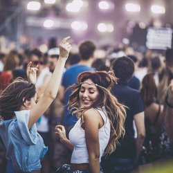 Passen in jede Tasche: 5 Parfums, die dich auf jedes Festival begleiten