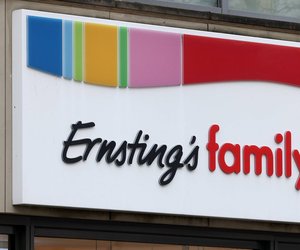 Balkon-Update: Lebendige Farbakzente setzen mit den Rot-Rosa Kissenhüllen bei Ernsting's family