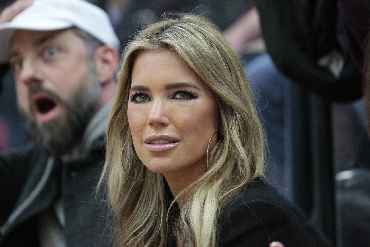 Sylvie Meis bei einem Basketballspiel in Hamburg. Die Moderatorin ist kaum wiederzuerkennen. Sylvie Meis bei einem Basketballspiel in Hamburg. Die Moderatorin ist kaum wiederzuerkennen.