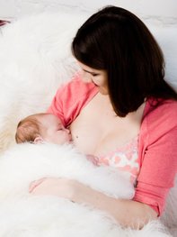 Stillen ist gut für Mutter und Kind. Stillen ist gut für Mutter und Kind.