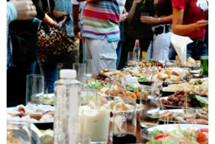 Gemütliche Stimmung auf einem Grillabend Gemütliche Stimmung auf einem Grillabend