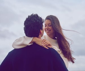 Wolke 7 im Dezember: Auf 5 Tierkreiszeichen wartet großes Liebesglück