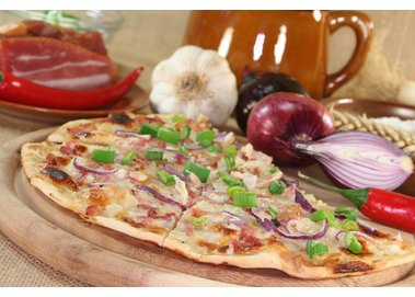 Flammkuchen mit Speck und Zwiebeln Flammkuchen mit Speck und Zwiebeln