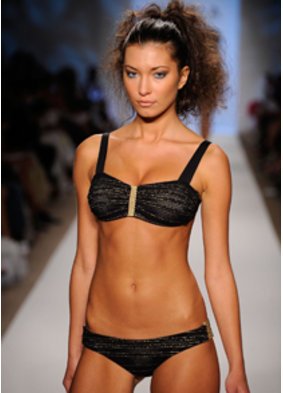 Schwarzer Bikini mit Push-Up-Effekt von Vitamin A. Schwarzer Bikini mit Push-Up-Effekt von Vitamin A.