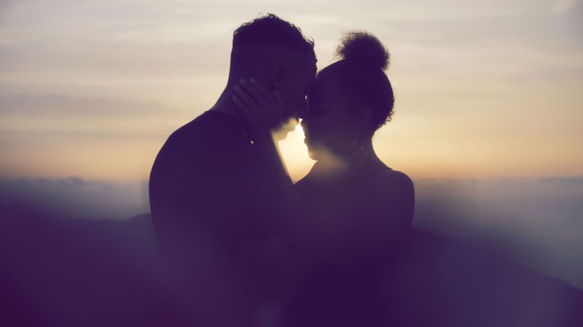 Silhouette eines Paares, Stirn an Stirn