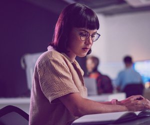 Job&#x20;Hugging&#x3A;&#x20;Warum&#x20;klammern&#x20;wir&#x20;uns&#x20;an&#x20;einen&#x20;Job,&#x20;der&#x20;uns&#x20;nicht&#x20;&#x28;mehr&#x29;&#x20;gl&#x00FC;cklich&#x20;macht&#x3F;