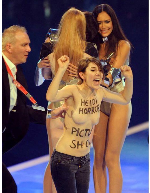 GNTM: Aktivistin von Femen stürmt die Bühne GNTM: Aktivistin von Femen stürmt die Bühne