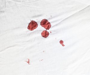 Künstlerin malt Bilder mit Menstruationsblut