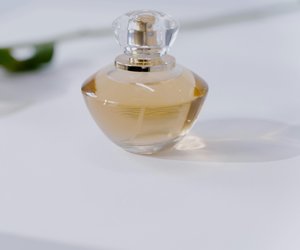 Riecht wie ein teures Parfum: Dieser Sandelholz-Duft von Rossmann ist ein Geheimtipp