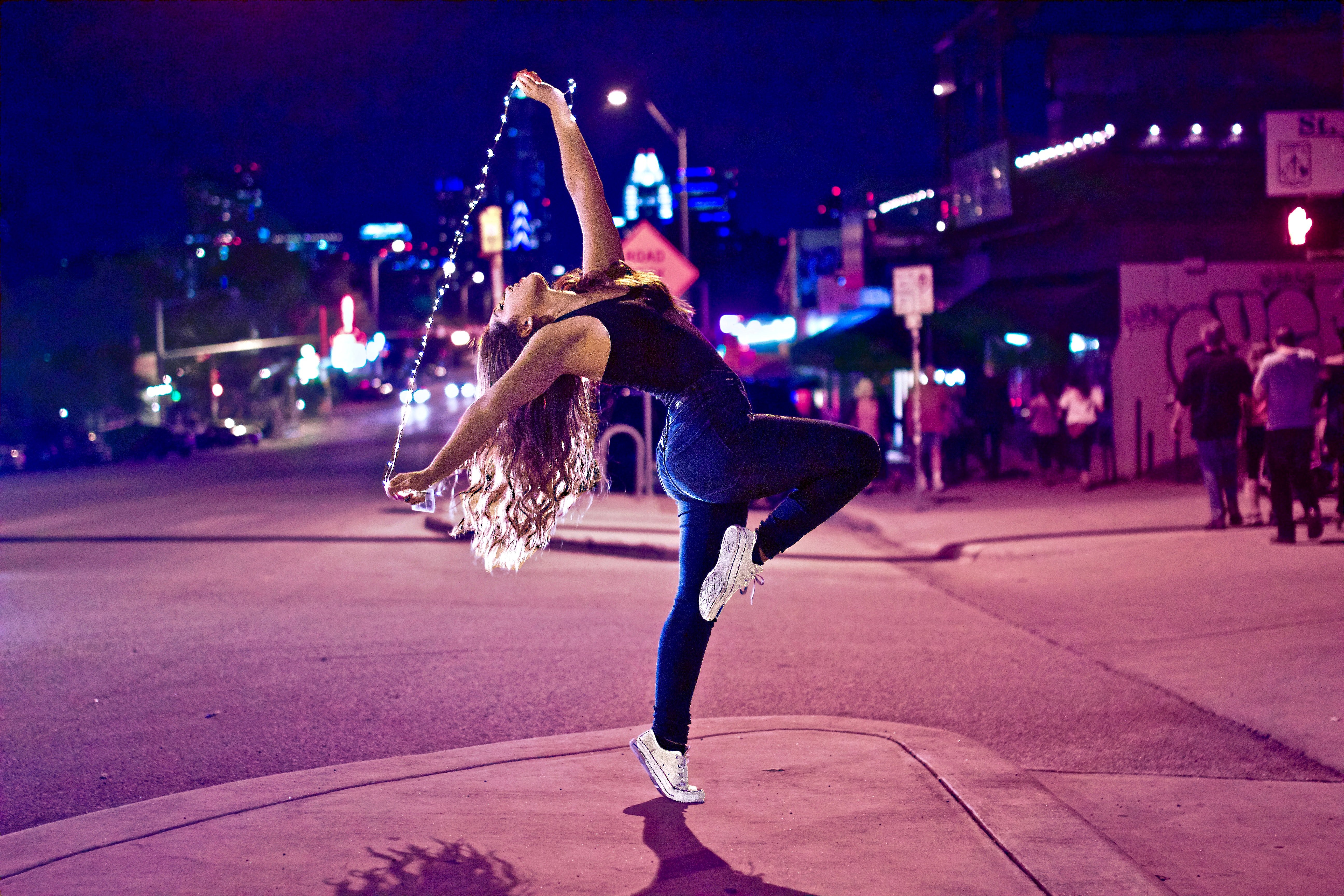 Tanzende Frau auf der Straße