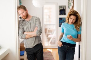 Paar streitet wegen Smartphone Paar streitet wegen Smartphone