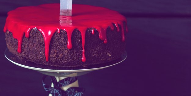 So machst du den perfekten Halloween-Kuchen mit roter Glasur