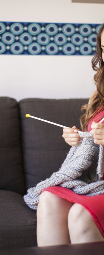 Schwangere strickt auf der Couch Schwangere strickt auf der Couch