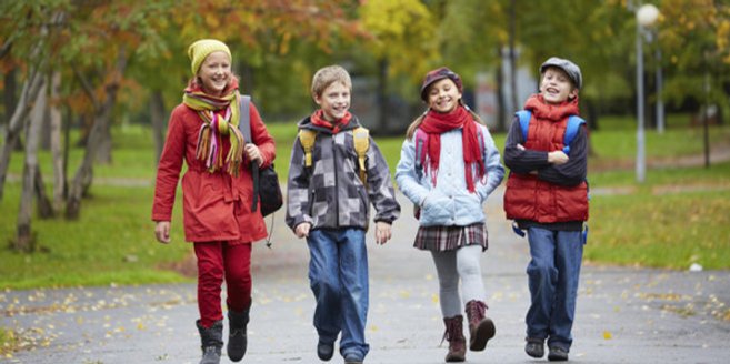 Kinder beim Schule schwänzen Kinder beim Schule schwänzen