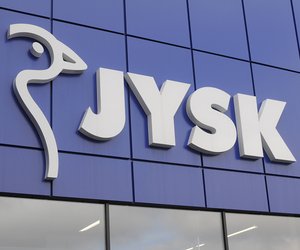 Die helle Seersucker-Bettwäsche von Jysk ist nicht nur schick, sondern auch günstig