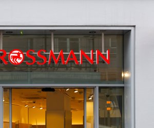 Dieses geniale Rossmann-Gadget bringt Ordnung in deinen Schrank