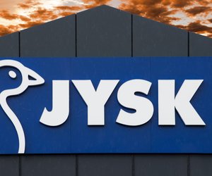 Extrem begehrt und ideal als Ablagefläche: Der schlichte Jysk-Sockel in Grau und Beige