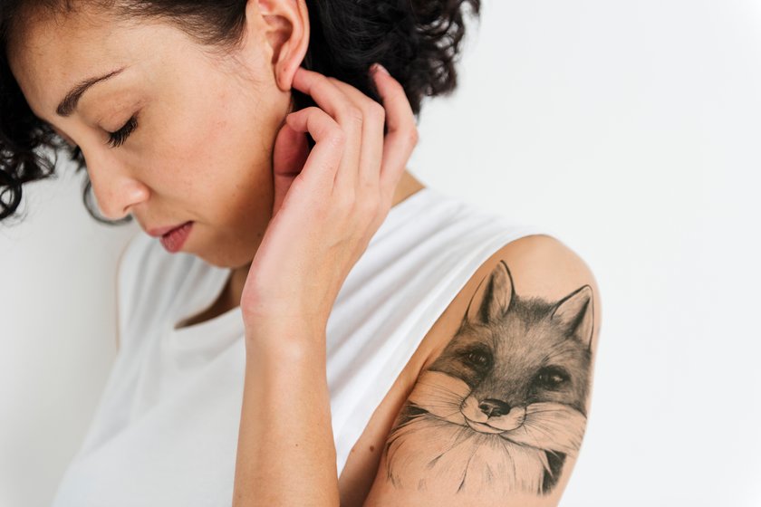 Frau mit Fuchs-Tattoo
