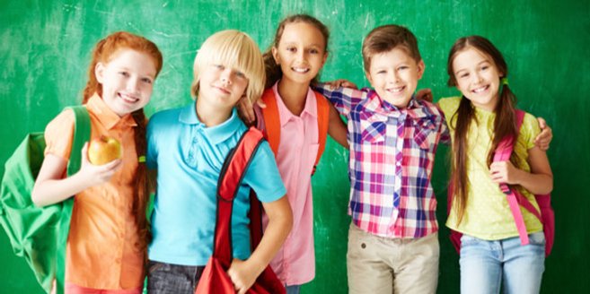 Schulfähigkeit: Schulkinder vor Tafel Schulfähigkeit: Schulkinder vor Tafel