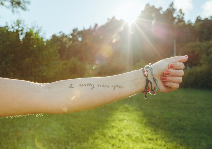 Tattoo auf dem Arm bei Sonnenschein
