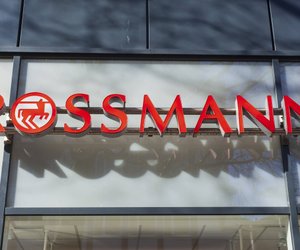 Kein Platz in der Küche? Das Silikon-Sieb von Rossmann lässt sich einfach falten