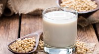 Kalorien von Sojamilch: Diese Inhaltsstoffe hat der cremige Pflanzendrink 