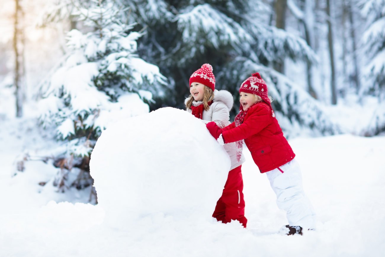 Kinder bauen Schneemann Kinder bauen Schneemann