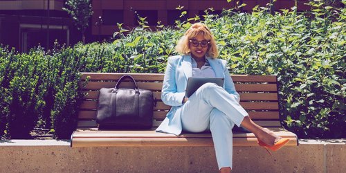 So gelingt dir ein perfektes Büro-Outfit im Sommer, damit du nicht ins Schwitzen kommst