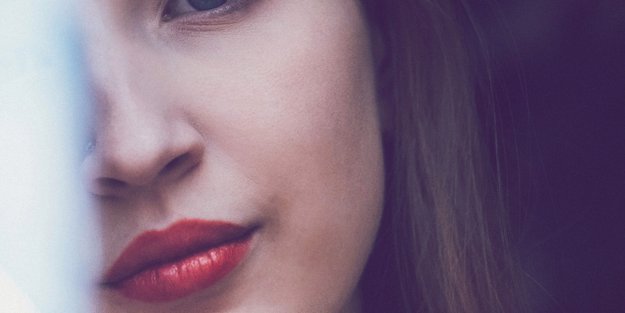 Glow statt Grau: Die perfekten Lippenstiftfarben für blasse Winterhaut