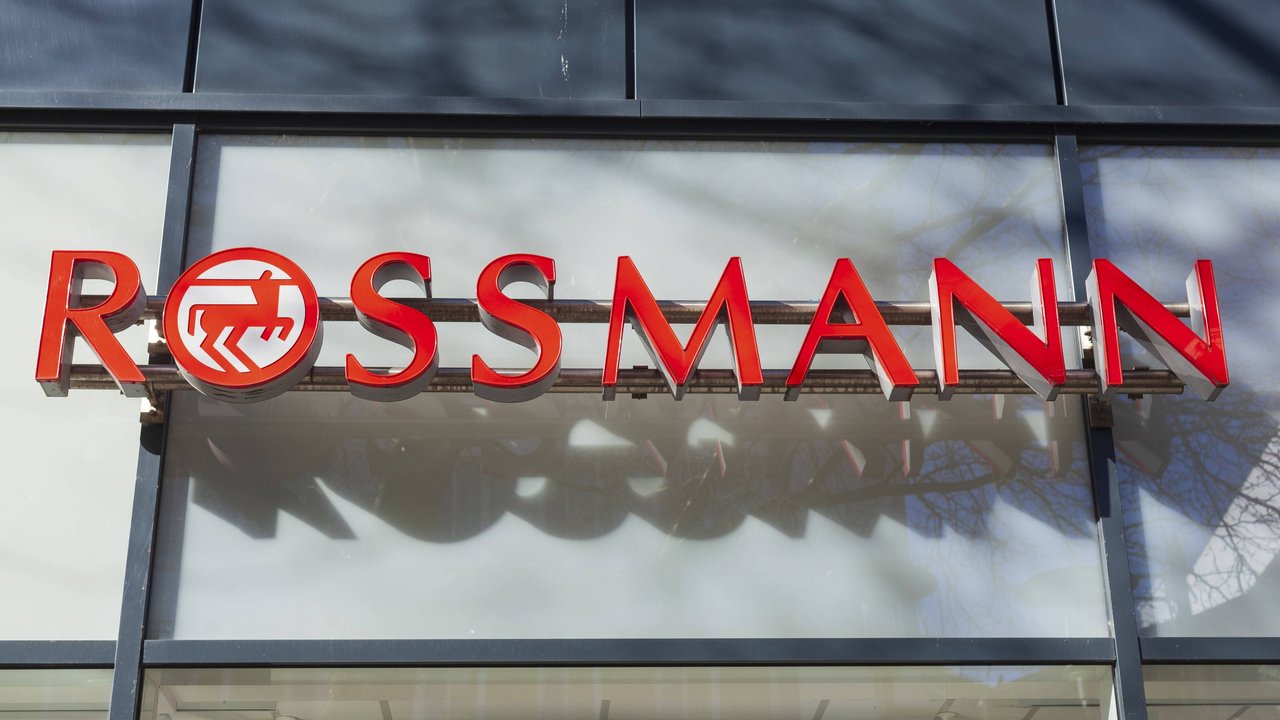 Logo, Rossmann, Drogeriemarkt, Deutschland, Europa Logo, Rossmann, drugstore, Germany, Europe Copyright: imageBROKER/TorstenxKrüger ibltok12842918.jpg Bitte beachten Sie die gesetzlichen Bestimmungen des deutschen Urheberrechtes hinsichtlich der Namensnennung des Fotografen im direkten Umfeld der Veröffentlichung