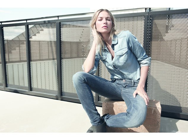 Jessica Hart mit Blüchenhose Jessica Hart mit Blüchenhose