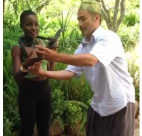 Lupita Nyong`o beim Schlangen-Shooting Lupita Nyong`o beim Schlangen-Shooting