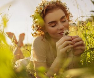 Strahlende Augen für sonnige Tage: Rossmanns Metallic-Lidschatten sorgt für glamouröse Glitzer-Vibes
