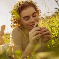 Strahlende Augen für sonnige Tage: Rossmanns Metallic-Lidschatten sorgt für glamouröse Glitzer-Vibes