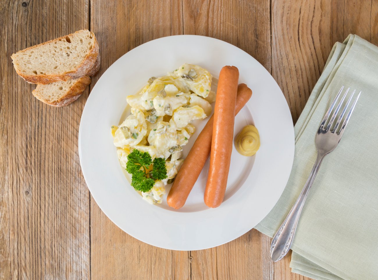 Kartoffelsalat und Würstchen, ein traditionelles Weihnachtsgericht Kartoffelsalat und Würstchen, ein traditionelles Weihnachtsgericht