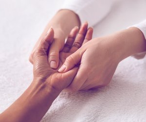Handmassage: Einfache Techniken, die jeder kennen sollte