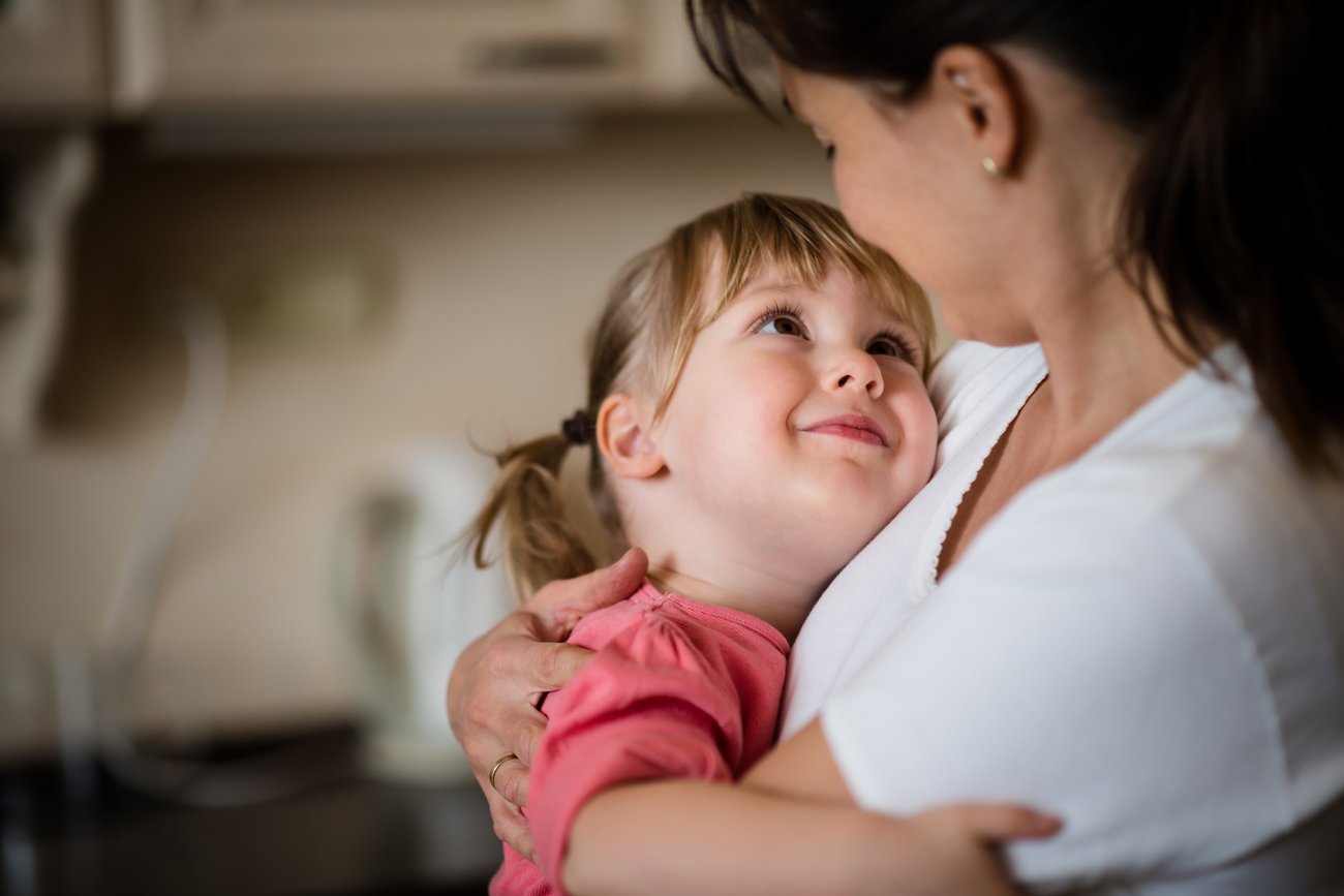Mutter mit Tochter im Arm Mutter mit Tochter im Arm