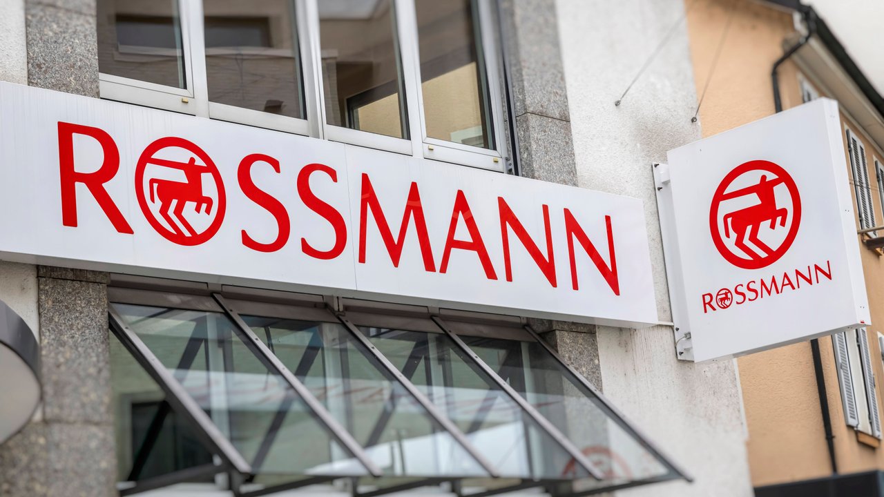 Bei Rossmann findest du passende Produkte für deine Schminkroutine.