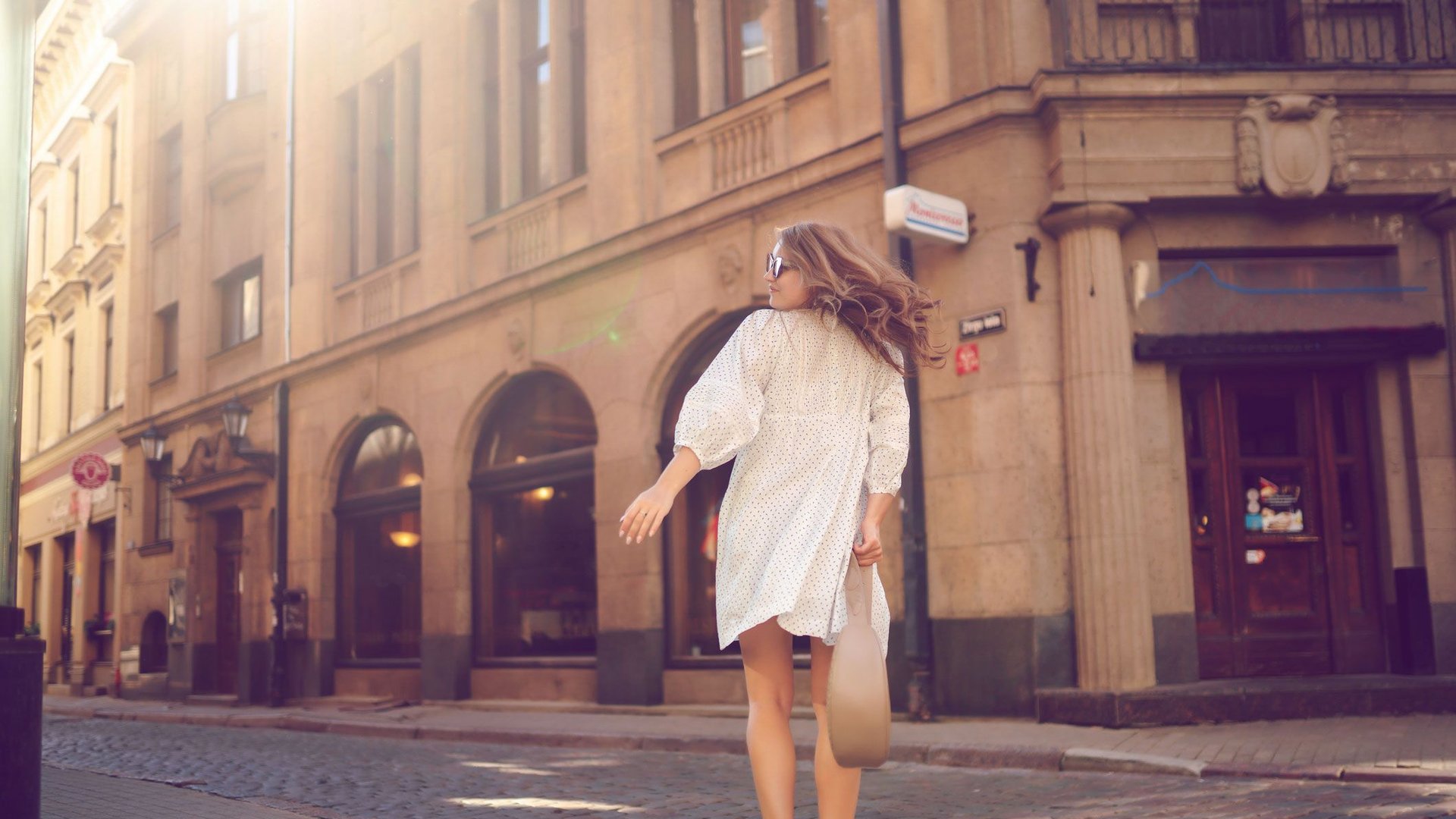 Mit-diesem-simplen-Styling-Hack-werten-Franz-sinnen-jetzt-jedes-schlichte-Sommerkleid-auf