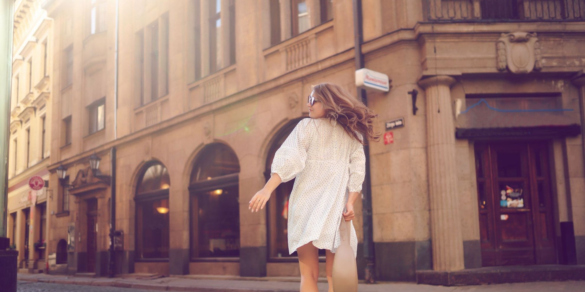 Mit diesem simplen Styling-Hack werten Französinnen jetzt jedes schlichte Sommerkleid auf